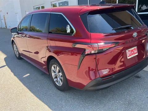 More photos of 2021 Toyota Sienna XLE at Jim Norton Toyota Of OKC, OK