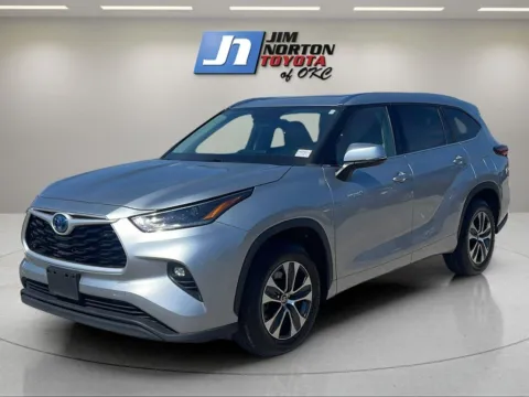 Silver 2021 Toyota Highlander Hybrid XLE for sale in Oklahoma City, OK