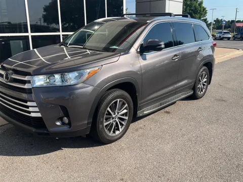 Gray 2019 Toyota Highlander XLE for sale in Oklahoma City, OK