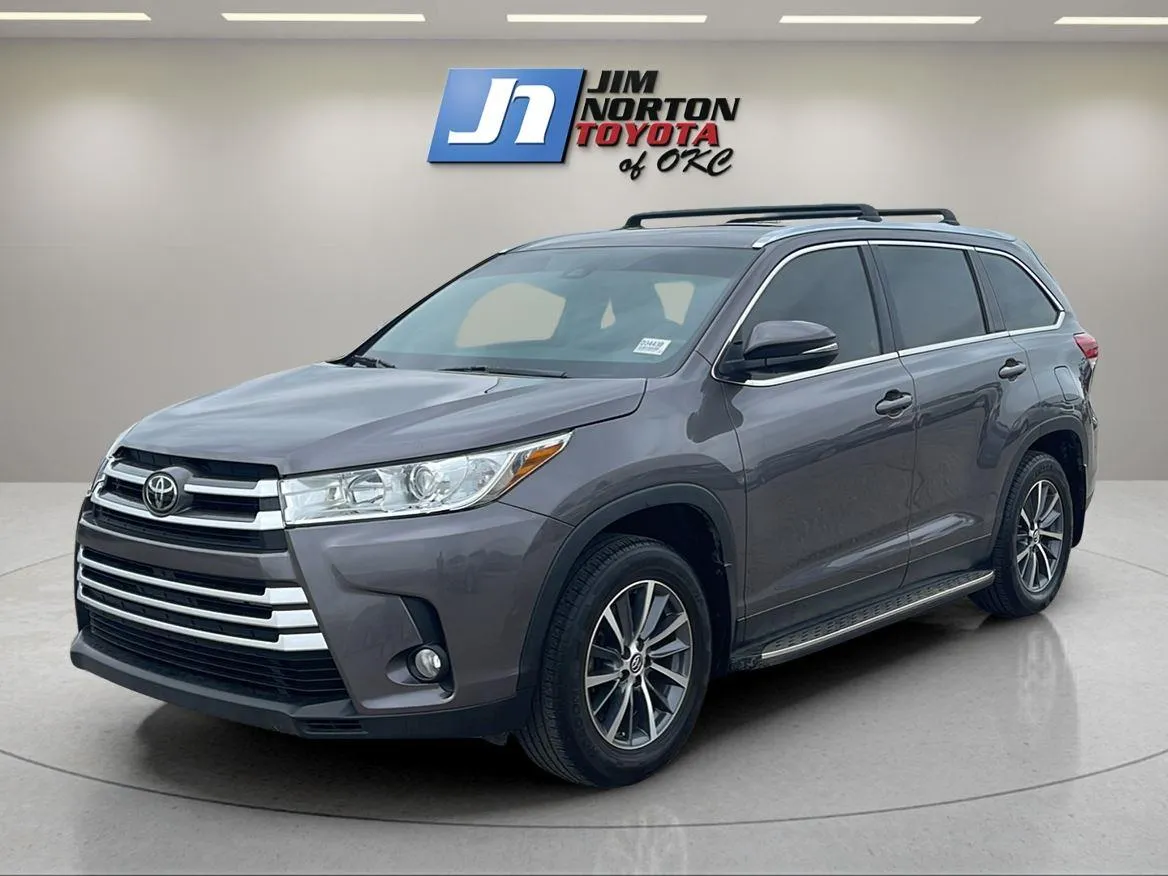 Gray 2019 Toyota Highlander XLE for sale in Oklahoma City, OK