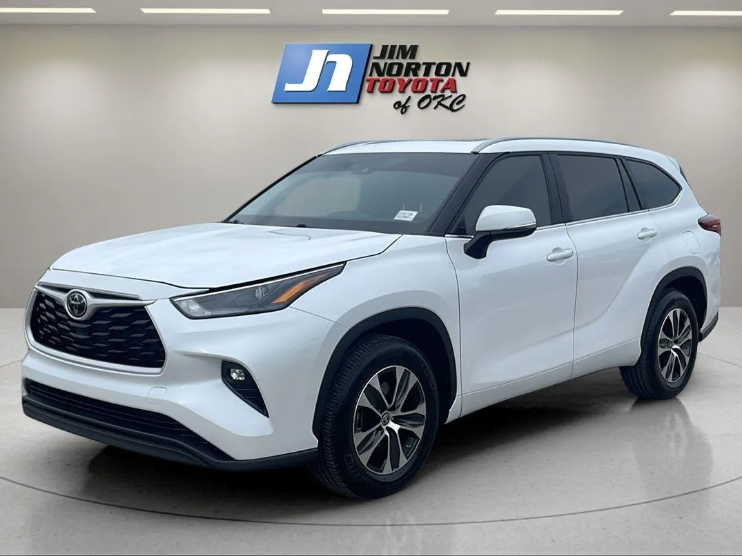 White 2023 Toyota Highlander XLE for sale in Oklahoma City, OK