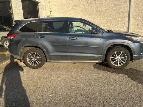 More photos of 2019 Toyota Highlander Hybrid XLE at Jim Norton Toyota Of OKC, OK