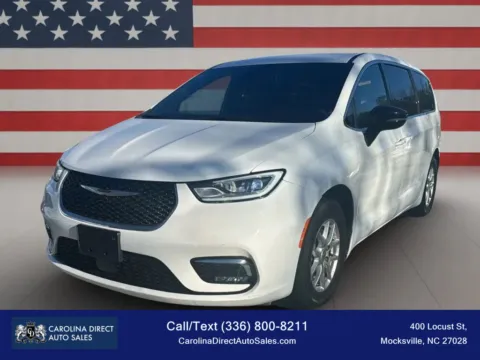 White 2025 Chrysler Pacifica Select Van 4D for sale in Mocksville, NC