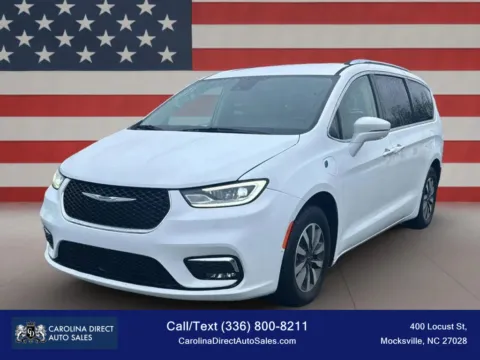 White 2021 Chrysler Pacifica Hybrid Touring L Van 4D for sale in Mocksville, NC