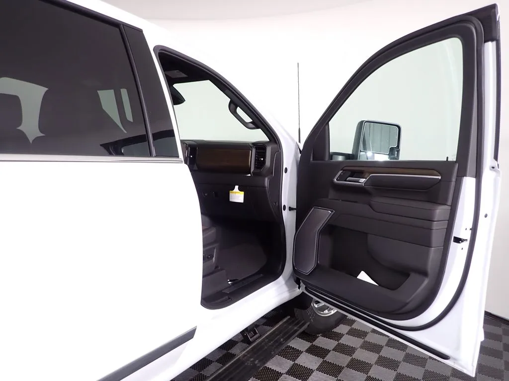 2026 Chevrolet Silverado 3500 HD High Country - Photo 37