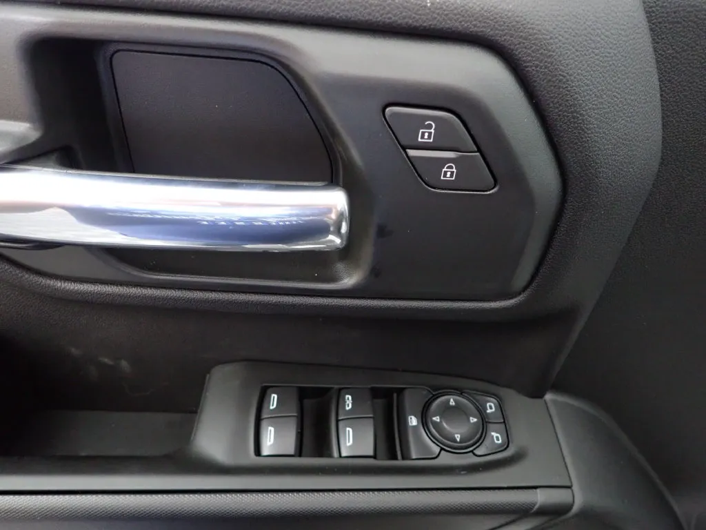 Chevrolet Silverado photo 17