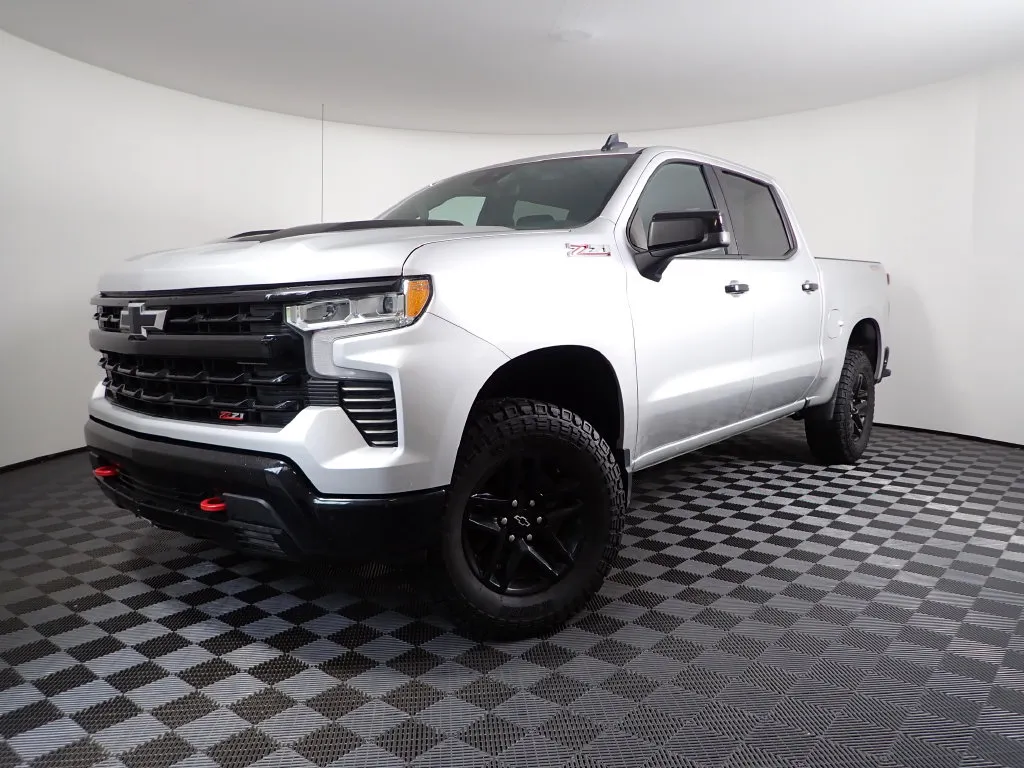 Chevrolet Silverado photo 2