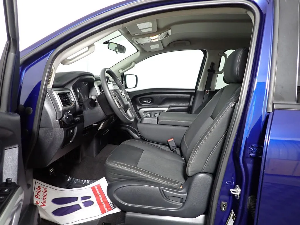 Nissan Titan photo 18