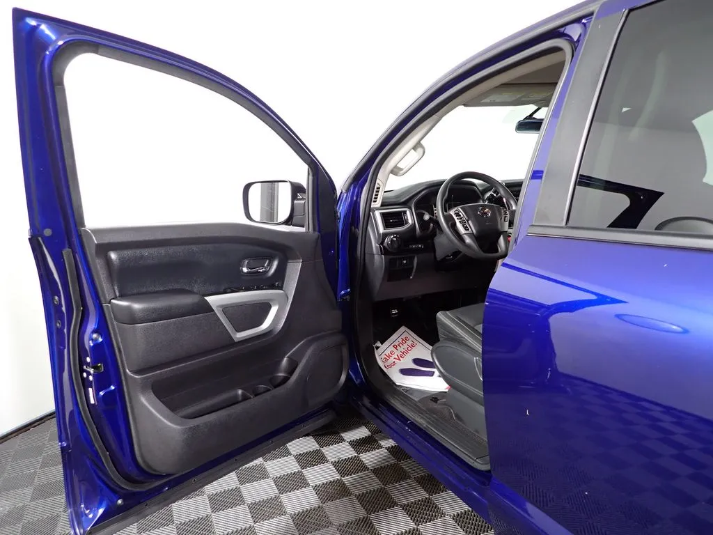 Nissan Titan photo 16