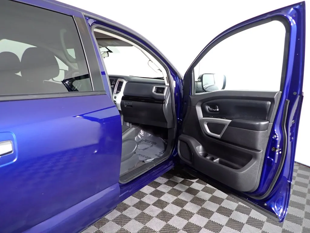 Nissan Titan photo 32