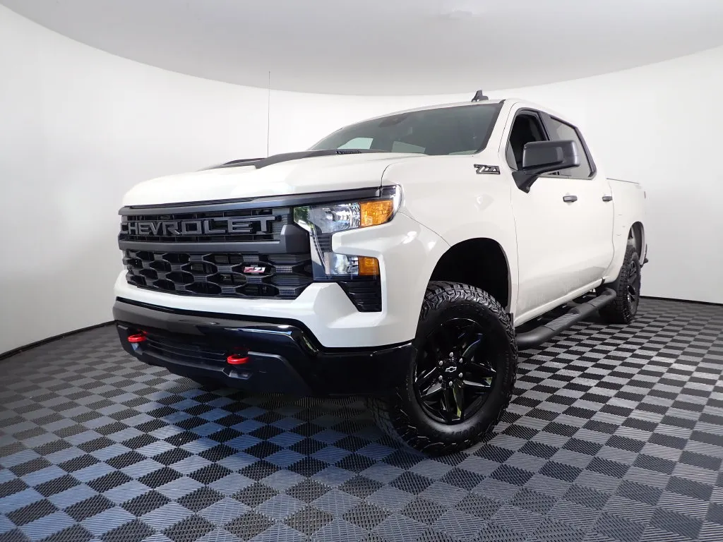 Chevrolet Silverado photo 2