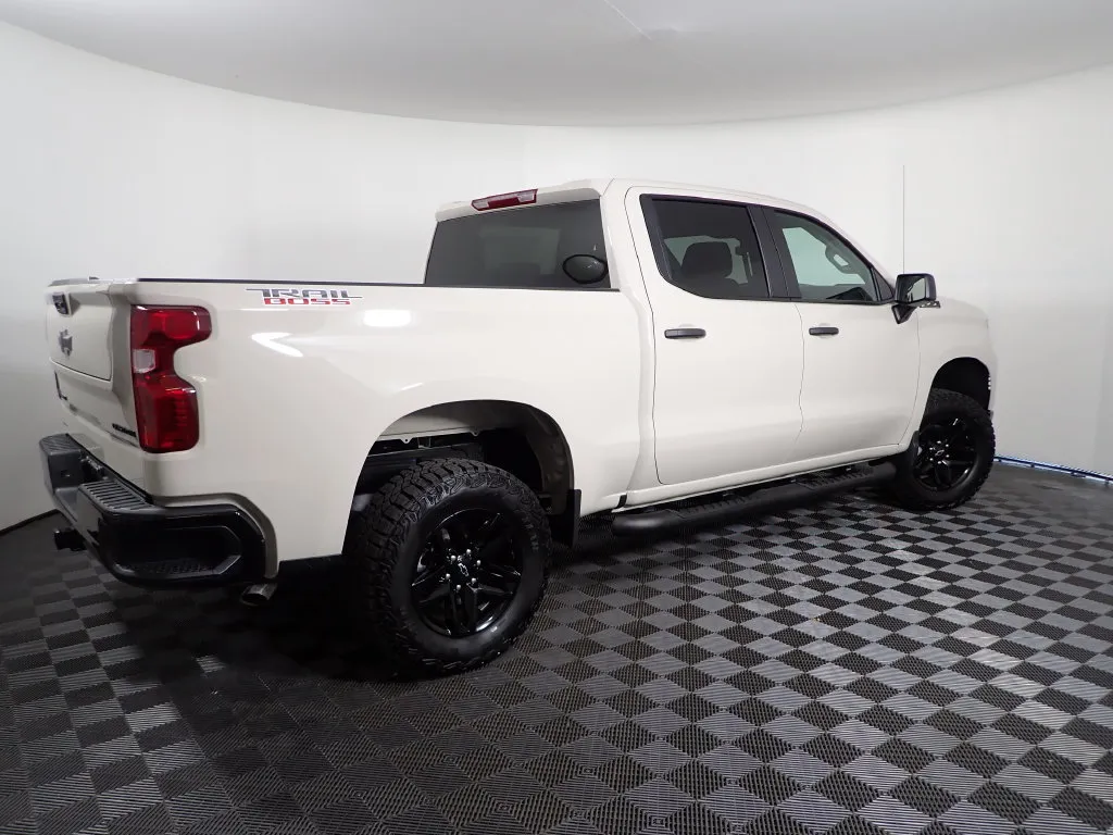 Chevrolet Silverado photo 16