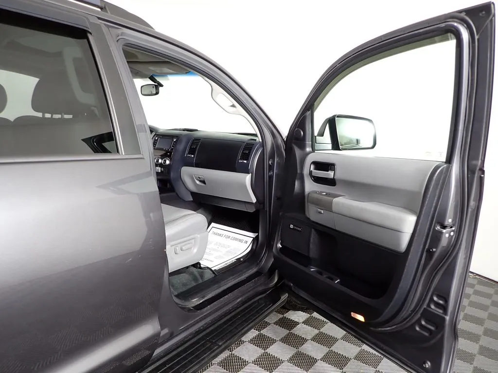 Toyota Sequoia photo 44