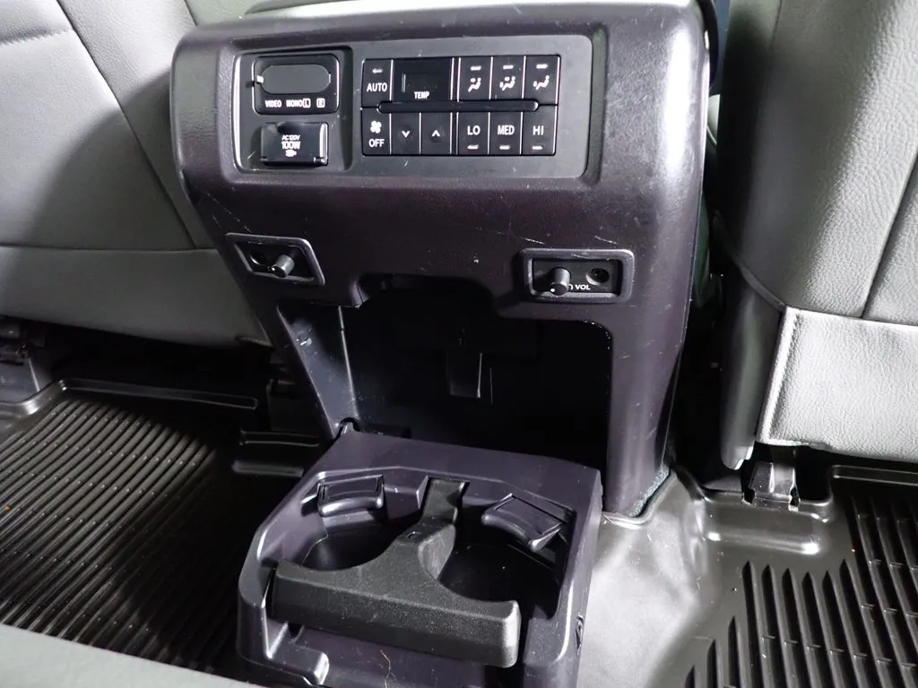 Toyota Sequoia photo 43