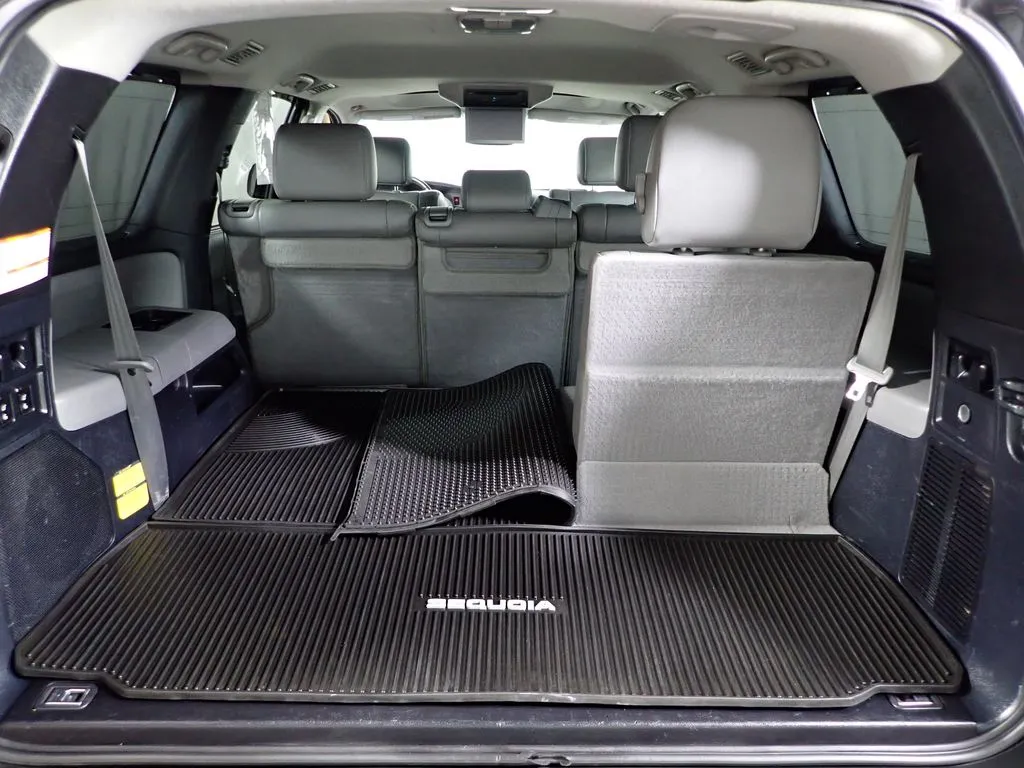 Toyota Sequoia photo 19