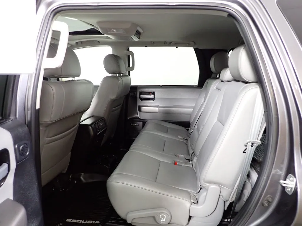 Toyota Sequoia photo 39