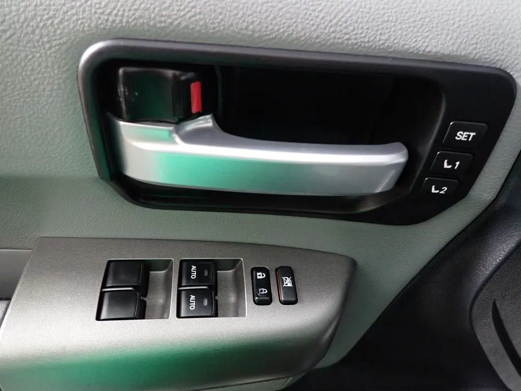 Toyota Sequoia photo 25
