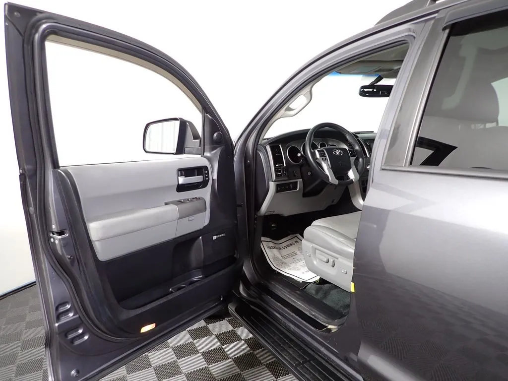 Toyota Sequoia photo 24