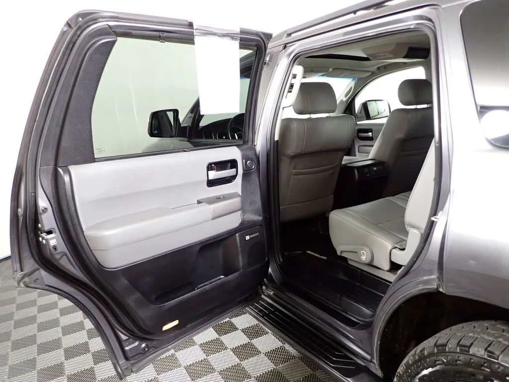 Toyota Sequoia photo 38