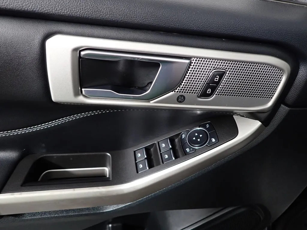 Ford Explorer photo 21