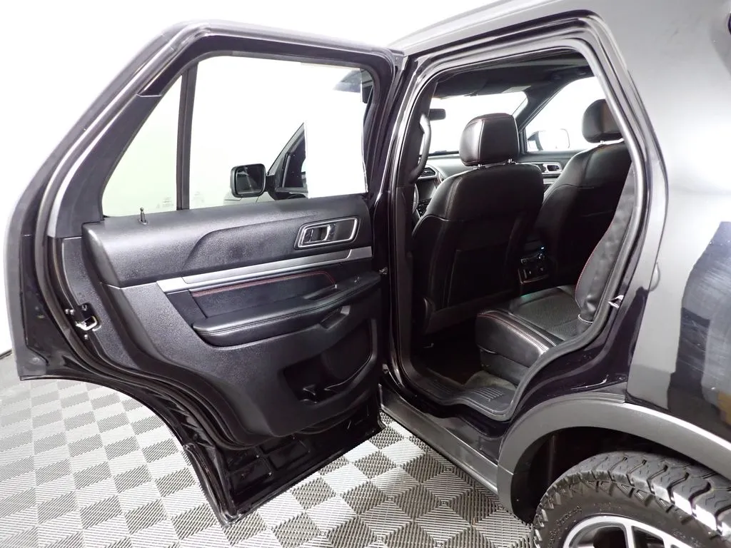 Ford Explorer photo 35