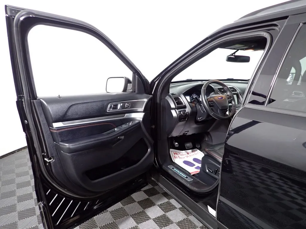 Ford Explorer photo 22