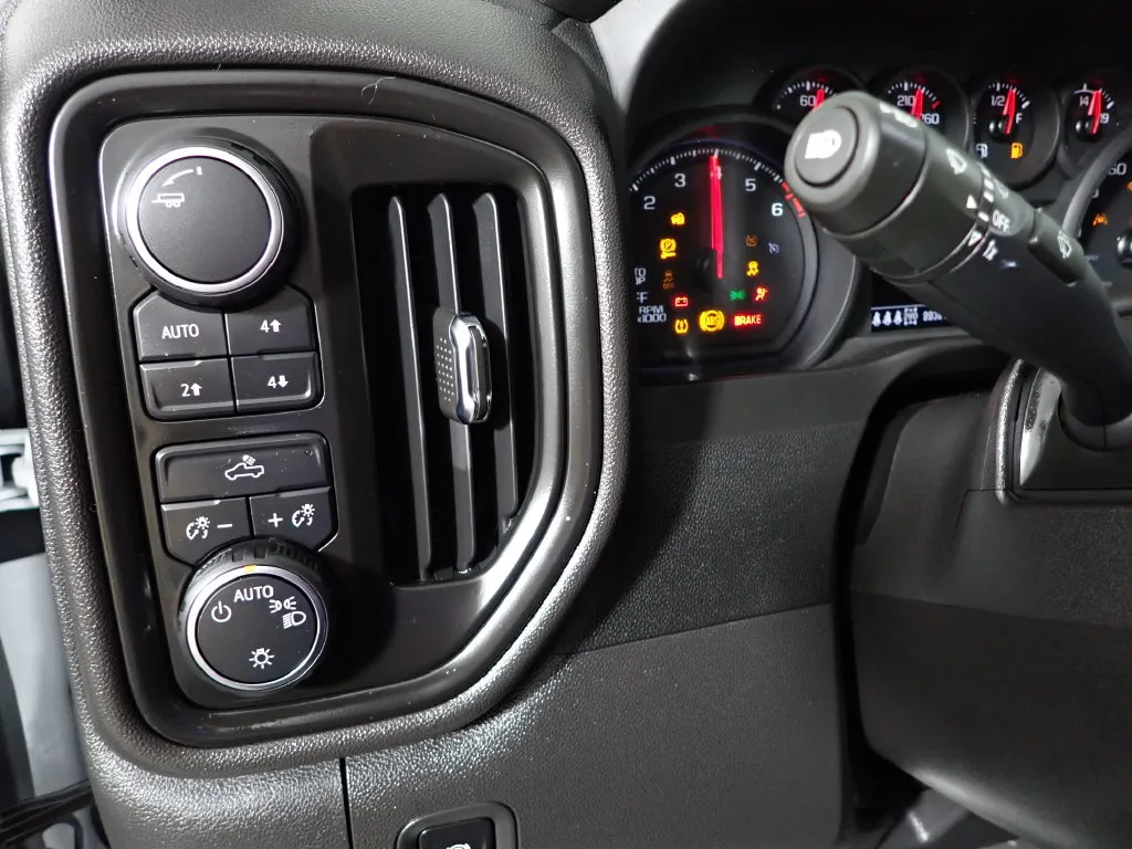 Chevrolet Silverado photo 24