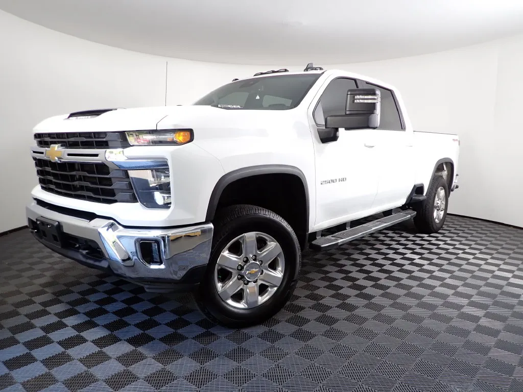 Chevrolet Silverado photo 2
