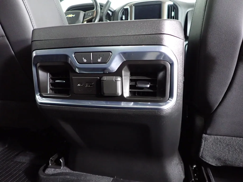 Chevrolet 3500HD photo 39