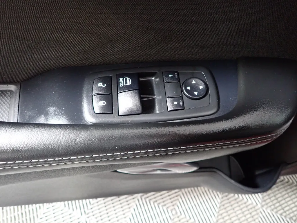 Dodge Challenger photo 18