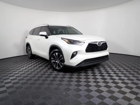 White 2021 Toyota Highlander XLE for sale in Logan, OH