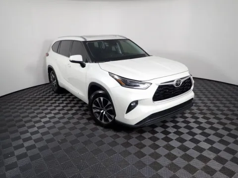 More photos of 2021 Toyota Highlander XLE at Don Wood Chevrolet, OH