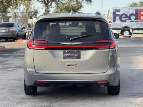 More photos of 2022 Chrysler Pacifica Touring L at Auto Boutique Texas, TX