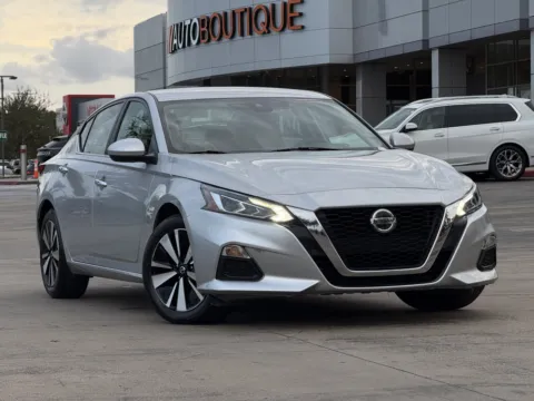 Photos of 2022 Nissan Altima 2.5 SV for sale in Alvin, TX at Auto Boutique Texas