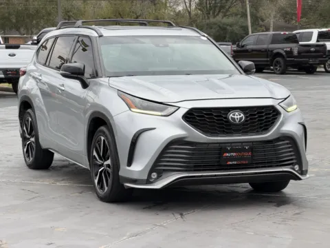 Photos of 2022 Toyota Highlander XSE for sale in Alvin, TX at Auto Boutique Texas