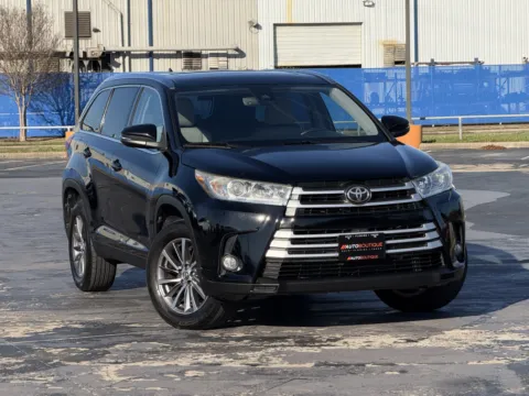 Photos of 2019 Toyota Highlander XLE for sale in Alvin, TX at Auto Boutique Texas