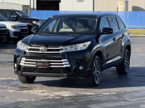 Another view of 2019 Toyota Highlander XLE for sale in Alvin, TX at Auto Boutique Texas