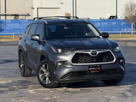 Photos of 2024 Toyota Highlander XLE for sale in Alvin, TX at Auto Boutique Texas