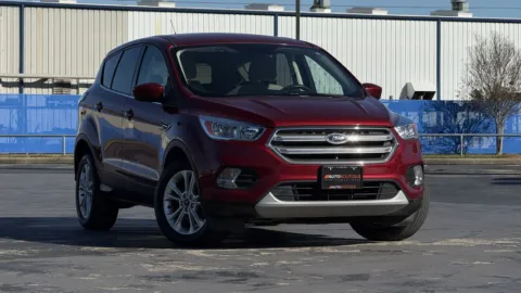 Red 2017 FORD ESCAPE SE for sale in Alvin, TX