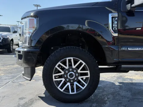 More photos of 2022 Ford Super Duty F-350 SRW Platinum at Auto Boutique Texas, TX