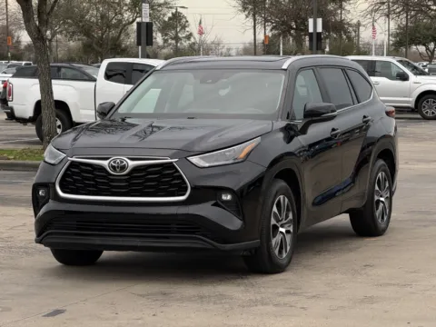 Another view of 2023 Toyota Highlander XLE for sale in Alvin, TX at Auto Boutique Texas