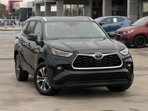 Photos of 2023 Toyota Highlander XLE for sale in Alvin, TX at Auto Boutique Texas