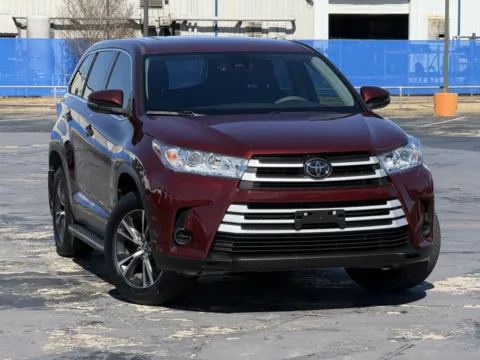 Photos of 2019 Toyota Highlander LE for sale in Alvin, TX at Auto Boutique Texas