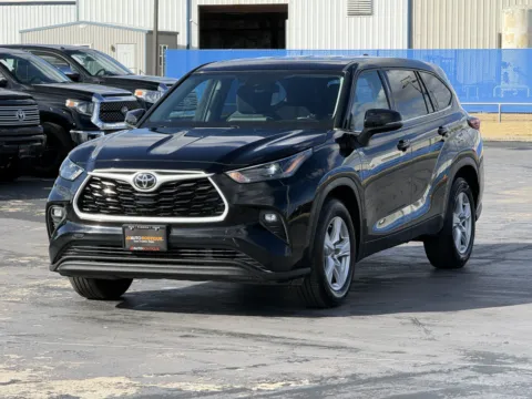Another view of 2022 Toyota Highlander LE for sale in Alvin, TX at Auto Boutique Texas