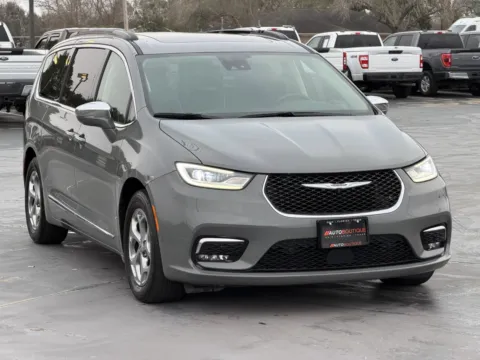 Photos of 2022 Chrysler Pacifica Limited for sale in Alvin, TX at Auto Boutique Texas