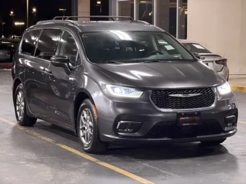Photos of 2021 Chrysler Pacifica Touring for sale in Alvin, TX at Auto Boutique Texas