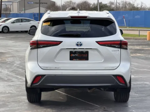 More photos of 2023 Toyota Highlander Hybrid Limited at Auto Boutique Texas, TX