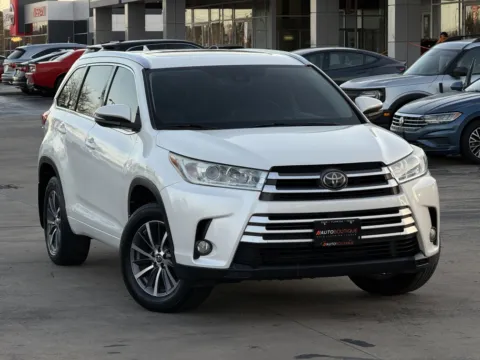 Photos of 2018 Toyota Highlander XLE for sale in Alvin, TX at Auto Boutique Texas