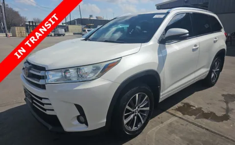 White 2018 Toyota Highlander XLE for sale in Alvin, TX