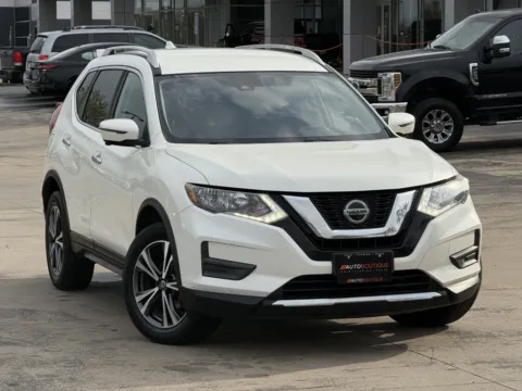 Photos of 2019 NISSAN ROGUE S/SV for sale in Alvin, TX at Auto Boutique Texas